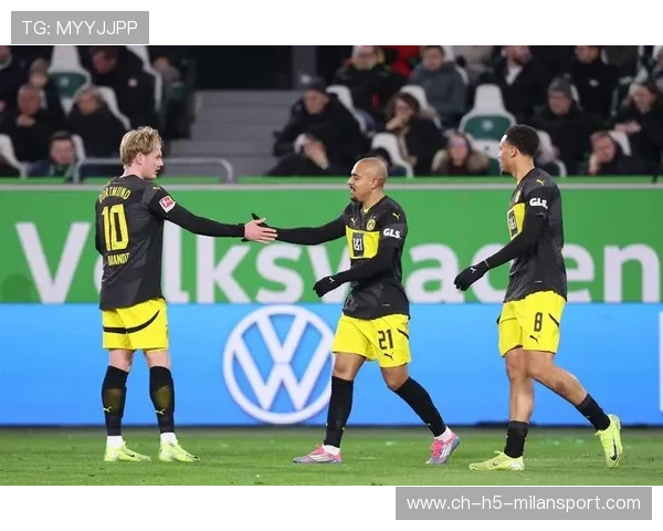 多特布兰特底线回传助攻队友近距离破门，展现完美团队配合！