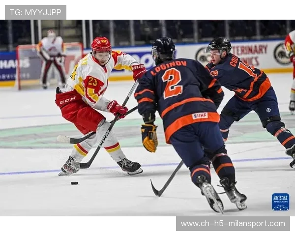 冰球前锋单挑整条防线，强行突破得手